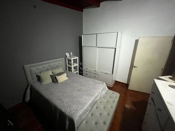 CASA DE CINCO DORM + COCHERA EN VENTA EN B.MATHEU