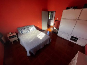 CASA DE CINCO DORM + COCHERA EN VENTA EN B.MATHEU