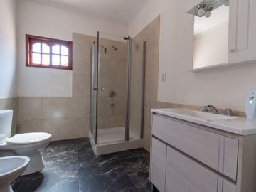 CASA DE 3 DORMITORIOS CON COCHERA EN VILLA AMELIA