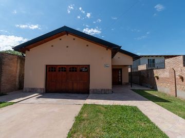 CASA DE 3 DORMITORIOS CON COCHERA EN VILLA AMELIA