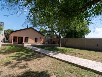 CASA DE 3 DORMITORIOS CON COCHERA EN VILLA AMELIA
