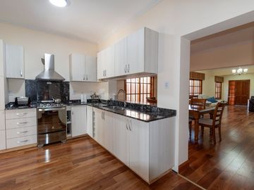 CASA DE 3 DORMITORIOS CON COCHERA EN VILLA AMELIA