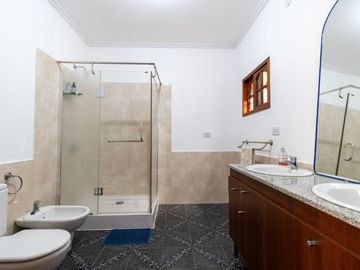 CASA DE 3 DORMITORIOS CON COCHERA EN VILLA AMELIA