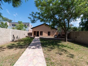 CASA DE 3 DORMITORIOS CON COCHERA EN VILLA AMELIA