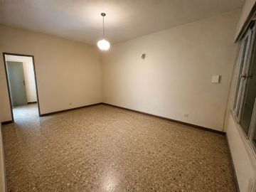VENTA CASA 4 AMBIENTES EN VILLA ADELINA CON JARDIN