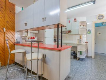 VENTA DEPTO DE 4 AMB CON DEPEND DE SERV Y COCHERA