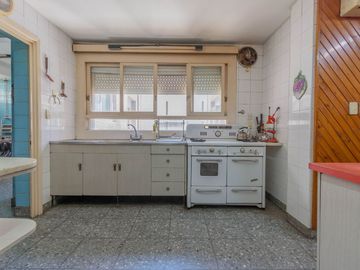 VENTA DEPTO DE 4 AMB CON DEPEND DE SERV Y COCHERA