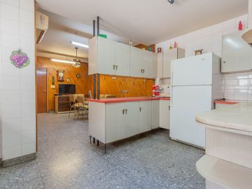 VENTA DEPTO DE 4 AMB CON DEPEND DE SERV Y COCHERA