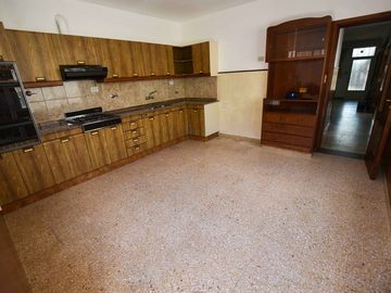 VENTA CASA TRES DORMITORIOS - COCHERA - ECHESORTU