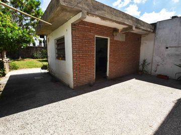 VENTA CASA TRES DORMITORIOS - COCHERA - ECHESORTU