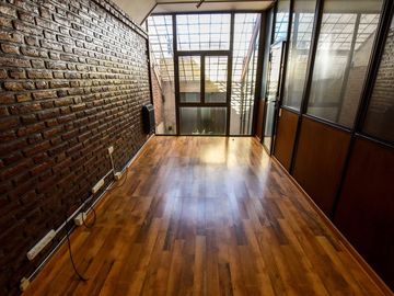 CASA EN VENTA 3 DORMITORIOS + ESTUDIO PATIO ABASTO