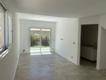 Venta casa 3 Ambientes jardin Saravi Village coch.