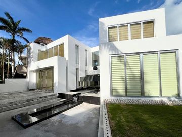 Casa 3 recamaras en Isla Alegre dentro de Isla Dorada 420m2