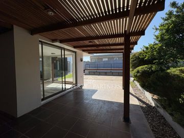 Casa en Mantagua , amplio patio con  quincho, y sala multiuso independiente