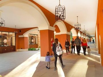 Locales Comerciales en Pueblo Caamaño c/cochera