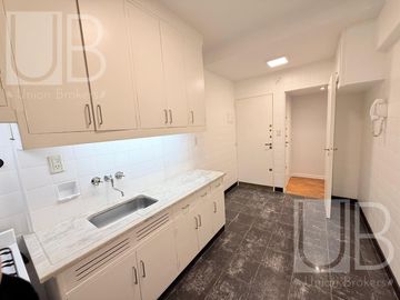 Departamento 5 ambientes, al frente, con balcón corrido, en Recoleta