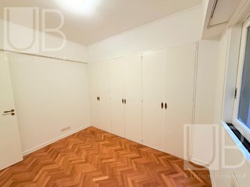Departamento 5 ambientes, al frente, con balcón corrido, en Recoleta