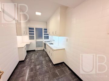 Departamento 5 ambientes, al frente, con balcón corrido, en Recoleta