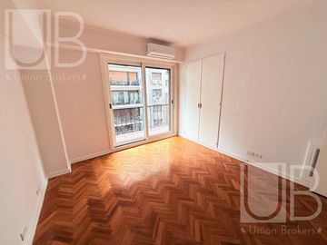 Departamento 5 ambientes, al frente, con balcón corrido, en Recoleta