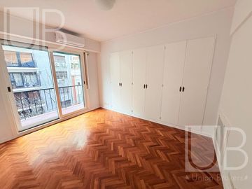 Departamento 5 ambientes, al frente, con balcón corrido, en Recoleta