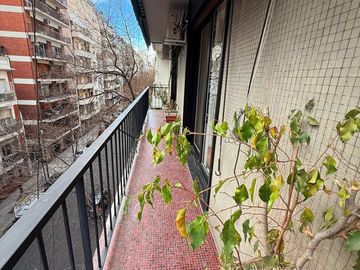 Departamento 5 ambientes, al frente, con balcón corrido, en Recoleta