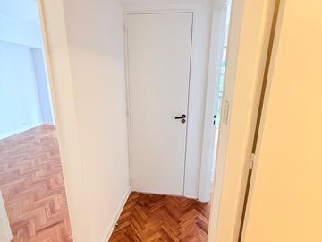 Departamento 5 ambientes, al frente, con balcón corrido, en Recoleta