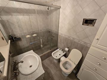 CASA EN VENTA CON 2 UNIDADES INDEPENDIENTES Y TERRAZA - IDEAL INVERSIÓN O DOS FAMILIAS