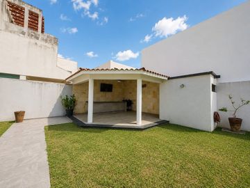 Casa en venta en Veracruz con amplio jardin Fracc. Lomas del Sol
