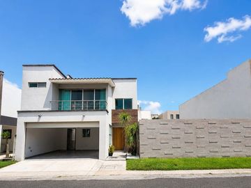 Casa en venta en Veracruz con amplio jardin Fracc. Lomas del Sol