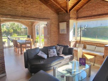Alquiler Anual Casa 5 AMB. CON MUEBLES en Club Privado Loma Verde Escobar