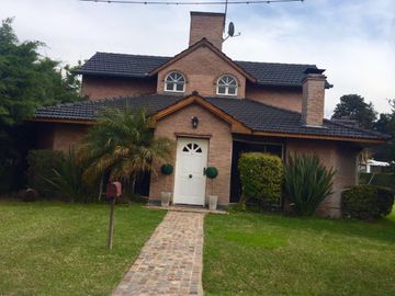 Alquiler Anual Casa 5 AMB. CON MUEBLES en Club Privado Loma Verde Escobar