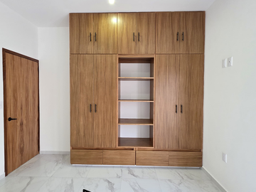 CASA EN VENTA 2 PLANTAS, 3 RECÁMARAS, 3.5 BAÑOS, COCHERA PARA 2 AUTOS