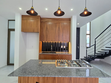 CASA EN VENTA 2 PLANTAS, 3 RECÁMARAS, 3.5 BAÑOS, COCHERA PARA 2 AUTOS