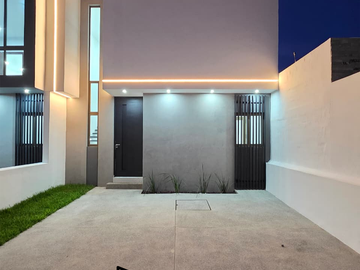 CASA EN VENTA 2 PLANTAS, 3 RECÁMARAS, 3.5 BAÑOS, COCHERA PARA 2 AUTOS