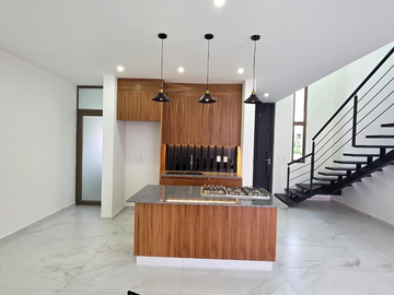 CASA EN VENTA 2 PLANTAS, 3 RECÁMARAS, 3.5 BAÑOS, COCHERA PARA 2 AUTOS