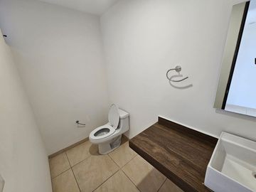 CASA EN RENTA EN PRIVADA ANTEQUERA A UNA CUADRA DE CARR 57
