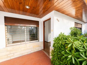 VENTA CASA MERLO 3 AMB + DEPTO 2 AMB Y QUINCHO