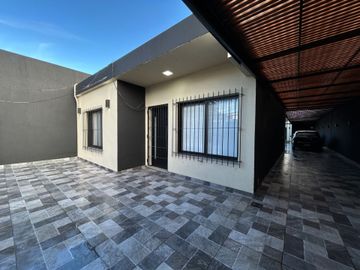 CASA 4 AMB. C/ COCHERA AMPLIA Y PILETA A ESTRENAR