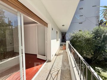 Venta Depto de Categoría 8 Amb. PLAZA MISERICORDIA