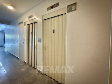 Venta Depto de Categoría 8 Amb. PLAZA MISERICORDIA