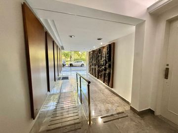 Venta Depto de Categoría 8 Amb. PLAZA MISERICORDIA