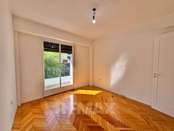 Venta Depto de Categoría 8 Amb. PLAZA MISERICORDIA