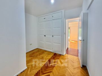 Venta Depto de Categoría 8 Amb. PLAZA MISERICORDIA