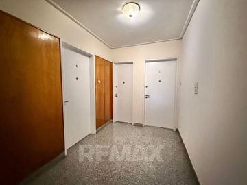 Venta Depto de Categoría 8 Amb. PLAZA MISERICORDIA