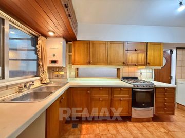 Venta Depto de Categoría 8 Amb. PLAZA MISERICORDIA