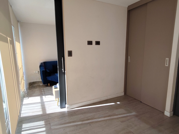 EN VENTA MODERNO DEPTO 1 DORMITORIO CON BALCÓN CERCA METRO