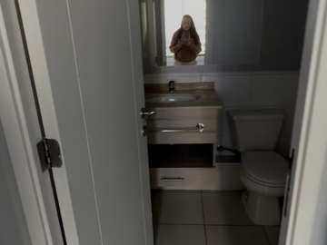 DOS DORMITORIOS IGUALES ,  CON BAÑOS