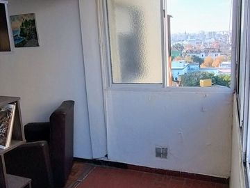 VENTA DEPTO. 2 AMB. AL FRENTE MUY LUMINOSO FLORES