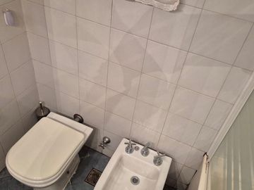 VENTA DEPTO 2 AMB. BALVANERA CON 2 COCHERAS A/CRED