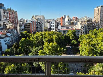 VENTA DEPTO 2 AMB. BALVANERA CON 2 COCHERAS A/CRED